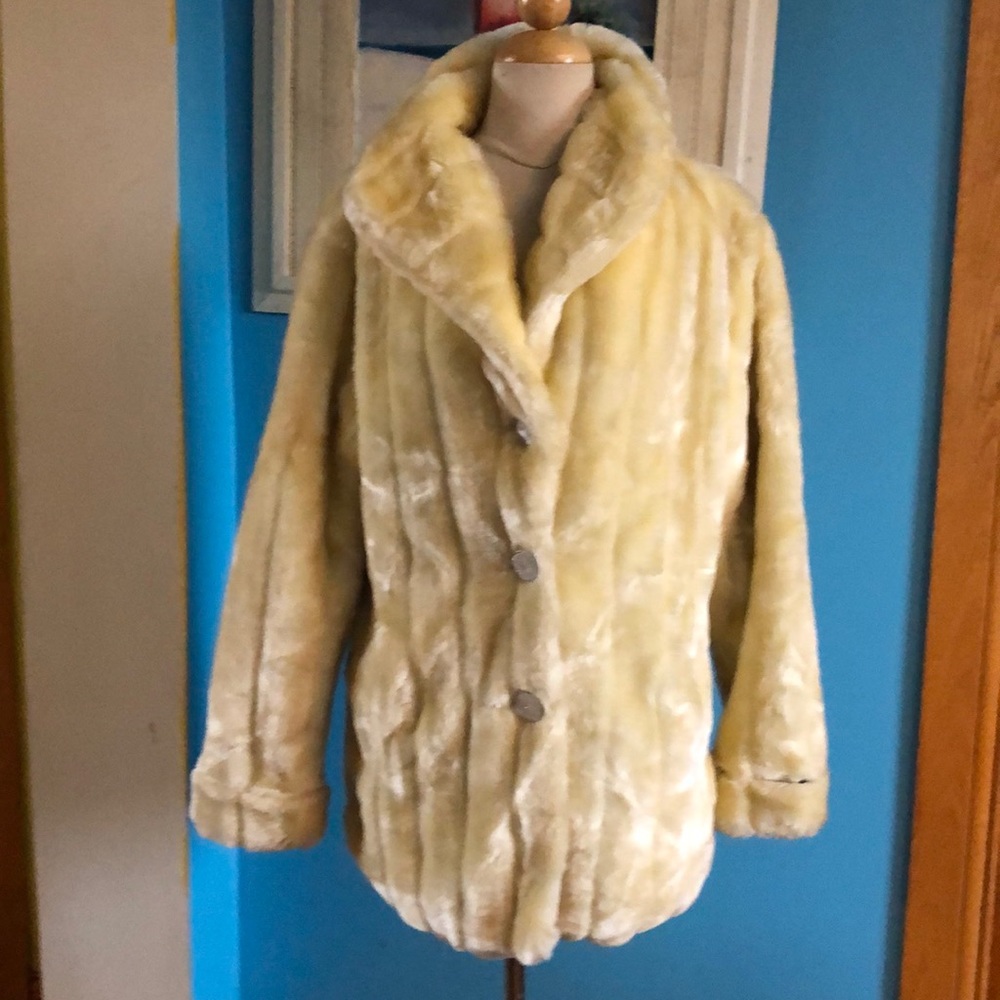 White/soft cream faux fur vintage coat. Mint
